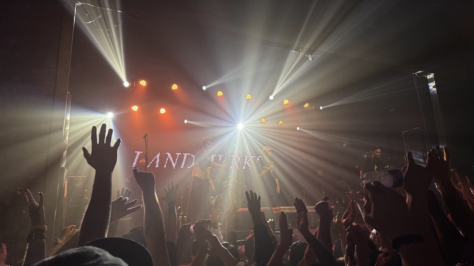 LANDMVRKS durante primeiro show no Brasil no Carioca Club em São Paulo
